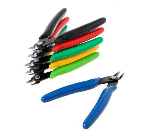 Кусачки для боковой резки с синими изолированными ручками, крупным планом.